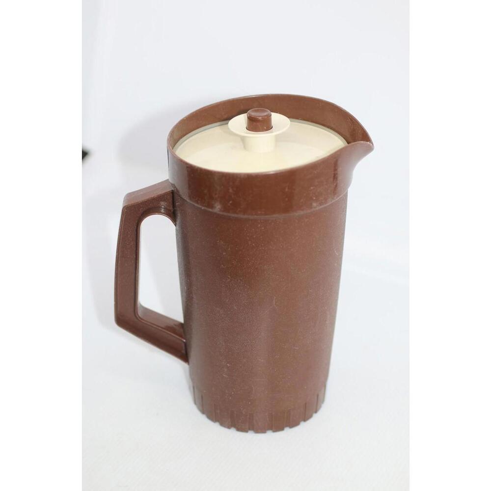 Vintage push button lid Tupperware 2 quart pitcher 1/2 Gallon brown #1 800-8